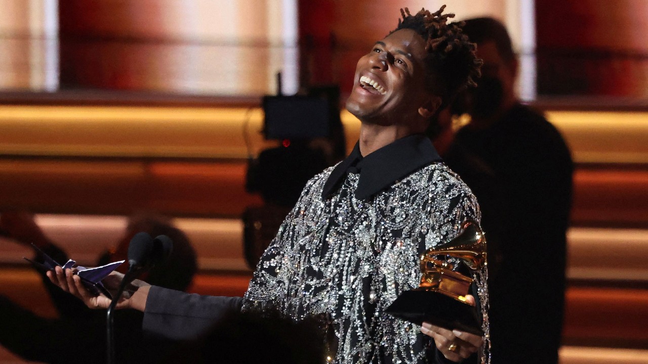 Jon Batiste arrasa en los Grammy con 5 premios
