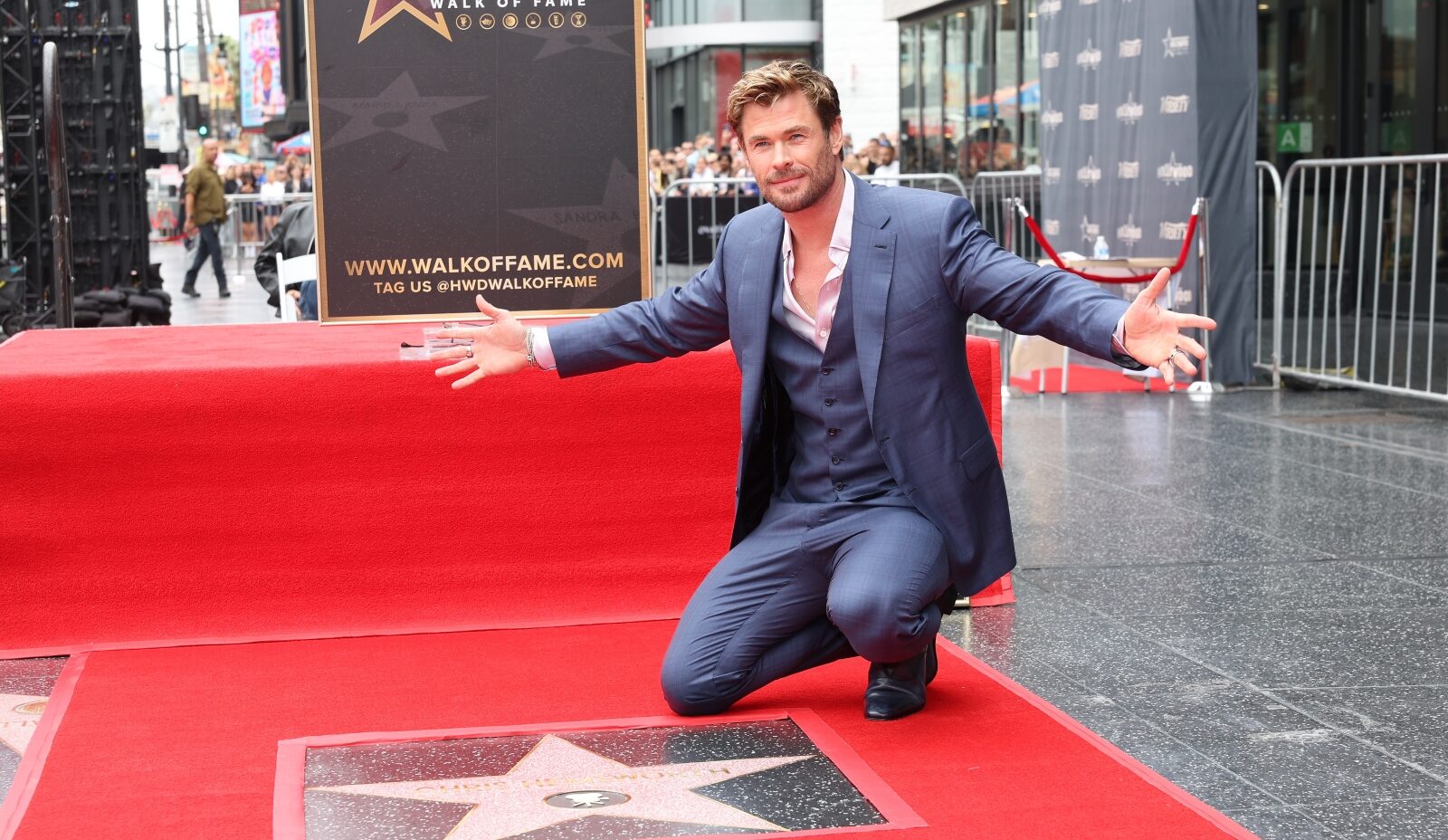 Chris Hemsworth devela su estrella en el Paseo de la Fama de Hollywood