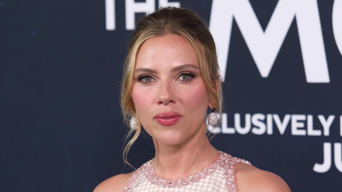 Scarlett Johansson elige el conjunto de falda y blusa a cuadros vichy más sofisticado de la temporada de verano.