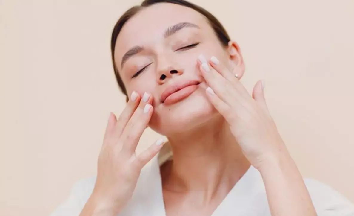 ¡Descubre los 3 Ejercicios de Yoga Facial que Transformarán tu Piel!