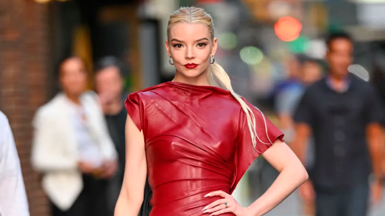 Anya Taylor-Joy sorprende con un vestido de Mugler mientras pasea por Nueva York.