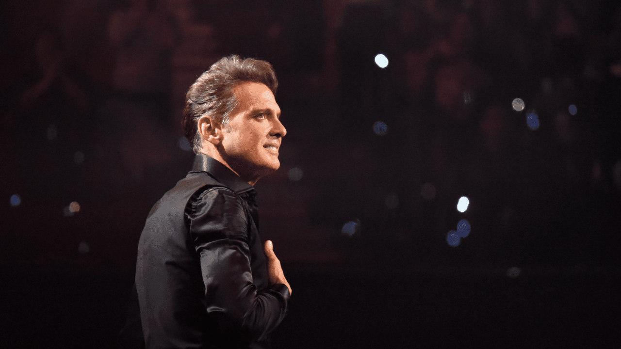 Luis Miguel se conmueve hasta las lágrimas en concierto