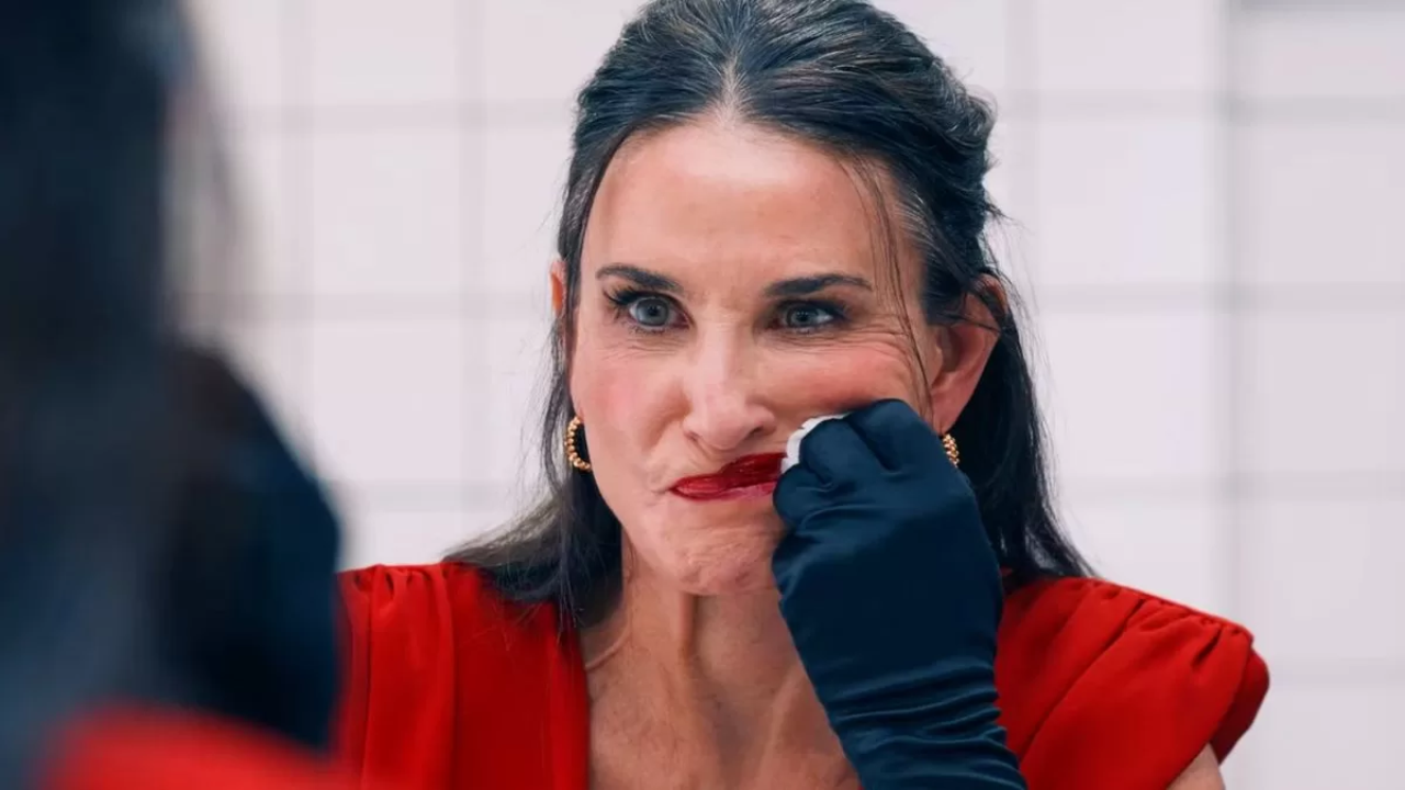 Demi Moore brilla en “La sustancia”: Una impactante reflexión sobre la autoexigencia y el envejecimiento en Hollywood