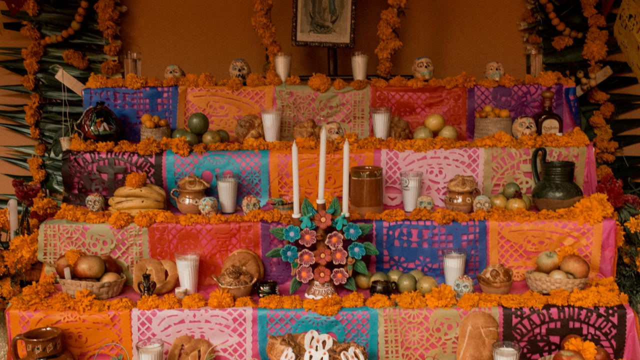 ¿Dónde colocar el altar de Día de Muertos en casa?