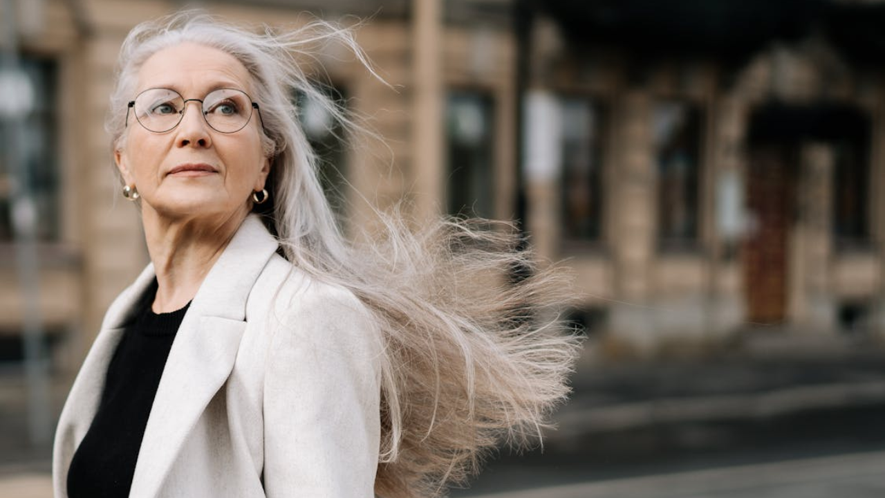 Los cortes de pelo en tendencia para disimular o lucir las canas con elegancia en 2024