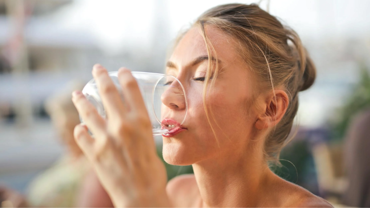 El secreto de la belleza: Los inigualables beneficios de beber 2 litros de agua al día