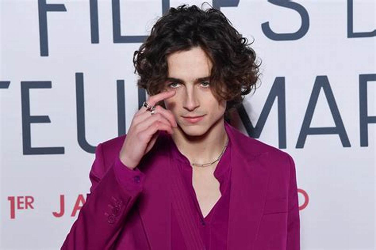 Timothée Chalamet vuelve a sorprender al aparecer con un bolso Chanel y las redes enloquecen