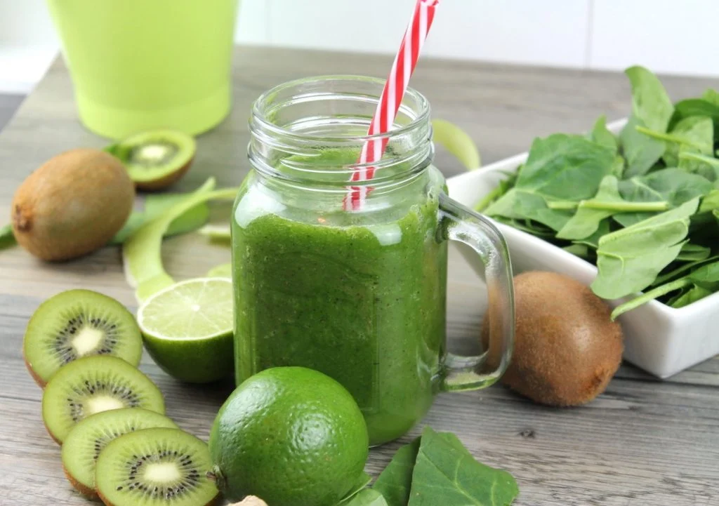 Batido verde: El secreto natural para una piel firme y sin arrugas después de los 40