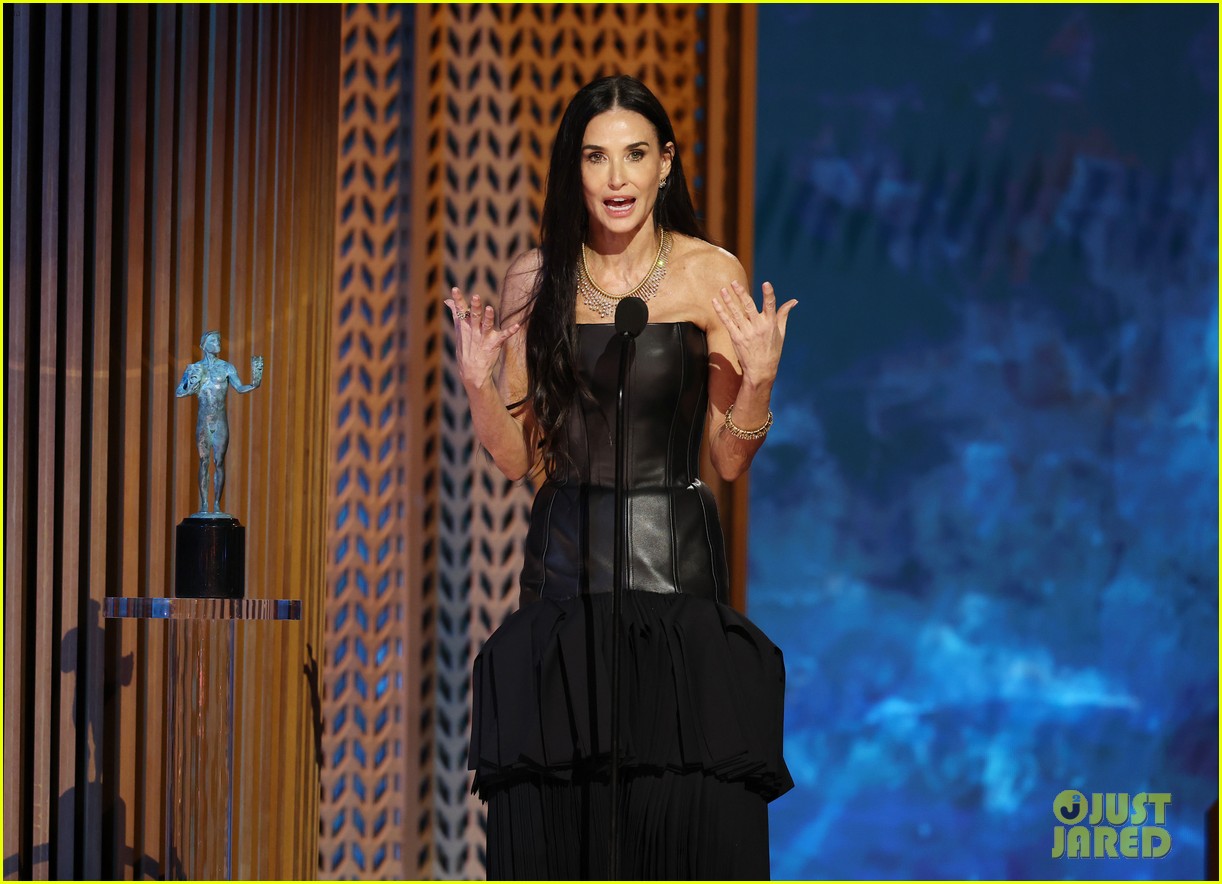 Demi Moore reinventa el vestido de piel para una alfombra roja en los SAG Awards 2025