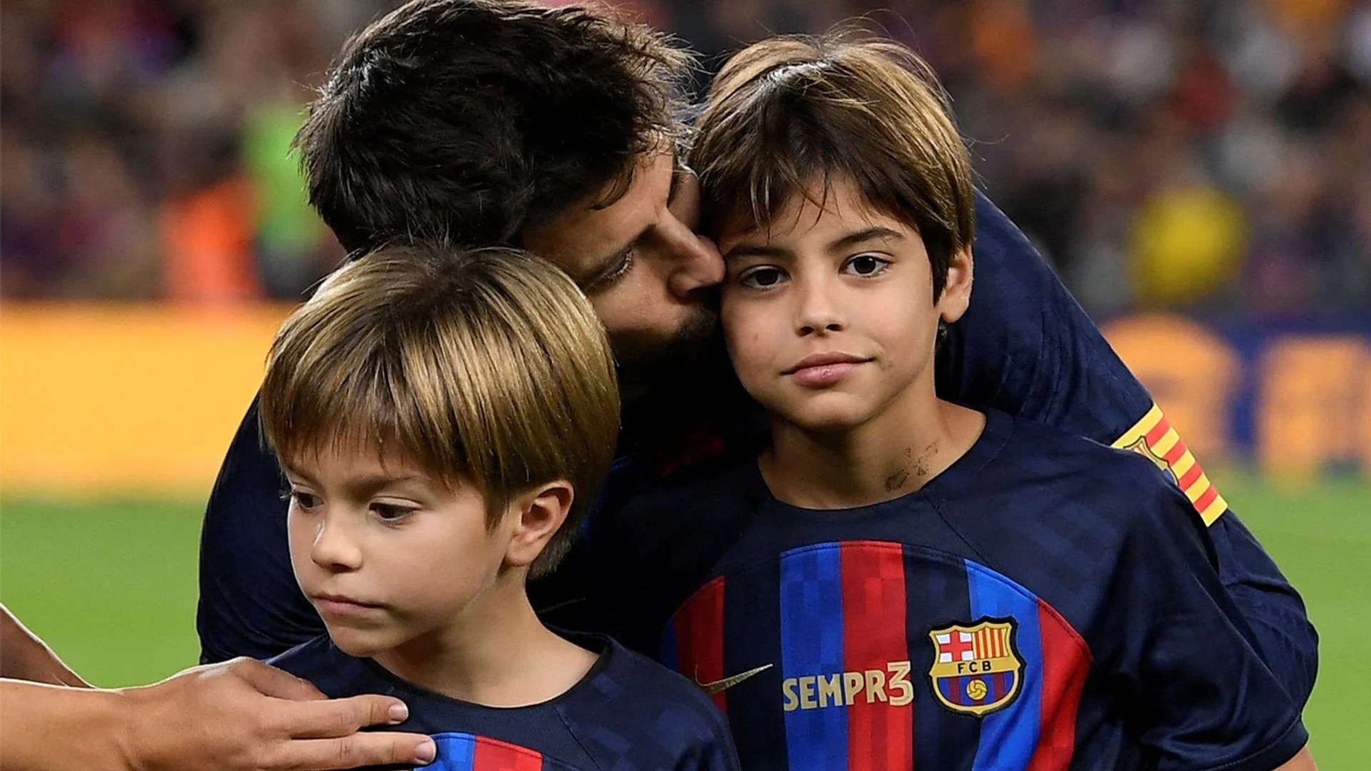 Piqué se reencuentra con sus hijos, mientras Shakira continúa con su gira