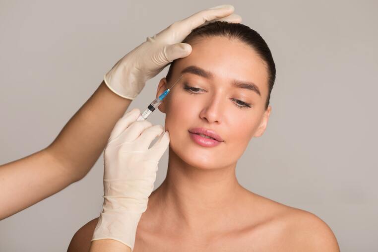 ¿Adicta al Skincare? Esto es lo que las cremas no te dicen (pero el botox sí puede hacer)