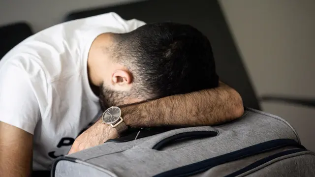 Estoy bien, solo cansado: la frase que define a una generación que lo da todo (y ya no puede más)