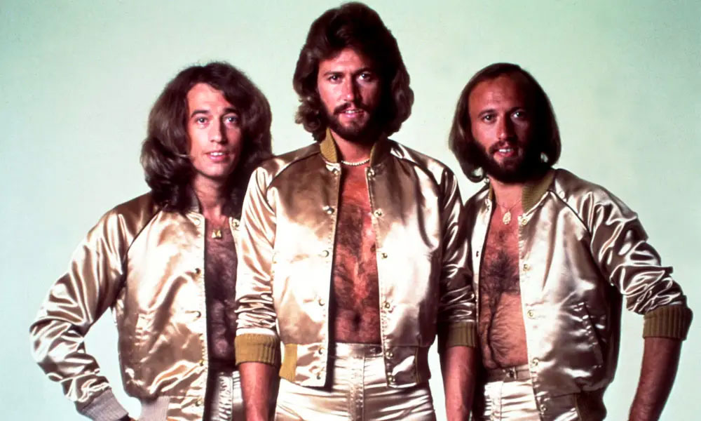 De baladas románticas a dioses del Studio 54: La evolución épica de los Bee Gees