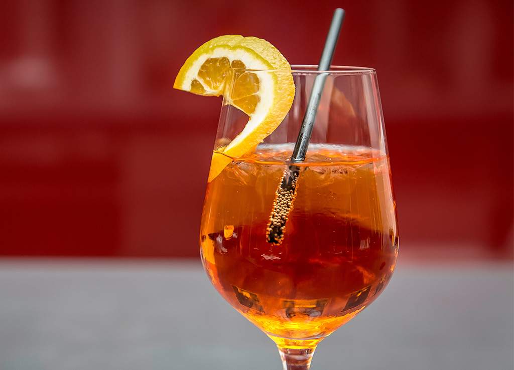 Coctelería aesthetic: drinks para impresionar sin esfuerzo (y sin licor barato)
