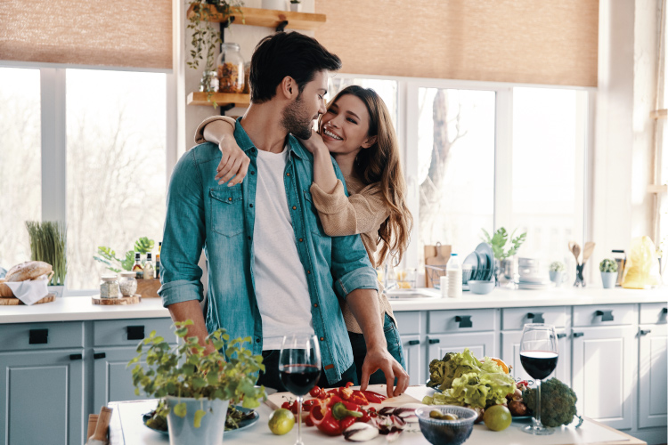 Cucharas, risas y mucho sazón: cocinar en pareja es el date más top del momento