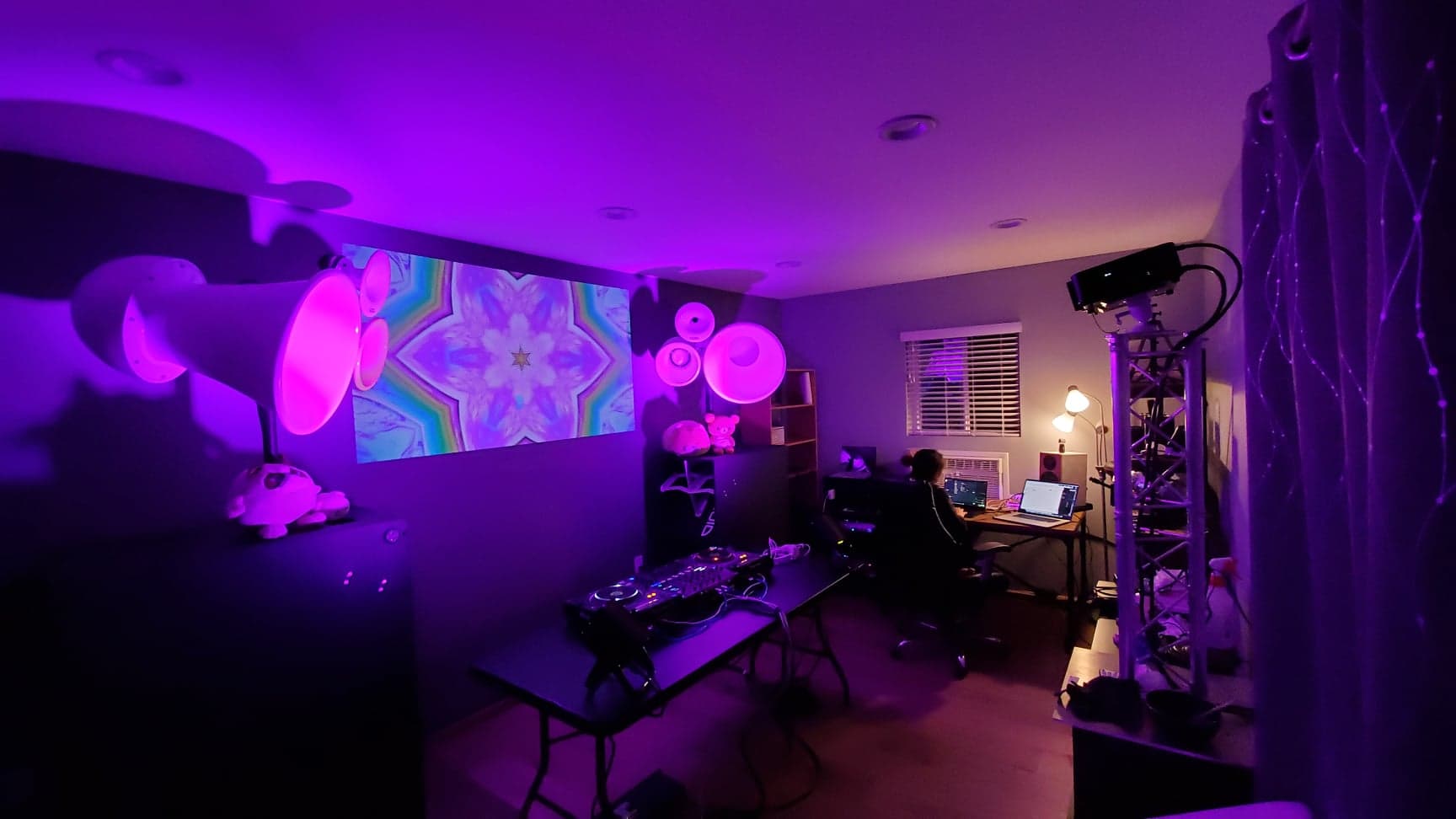 Bienvenidos al living room rave: así se hacen las mejores fiestas en 2025