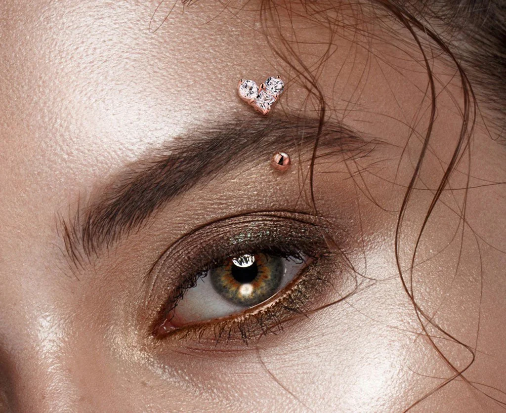¿Otra vez 2003? Así está regresando el piercing más polémico de la moda Y2K