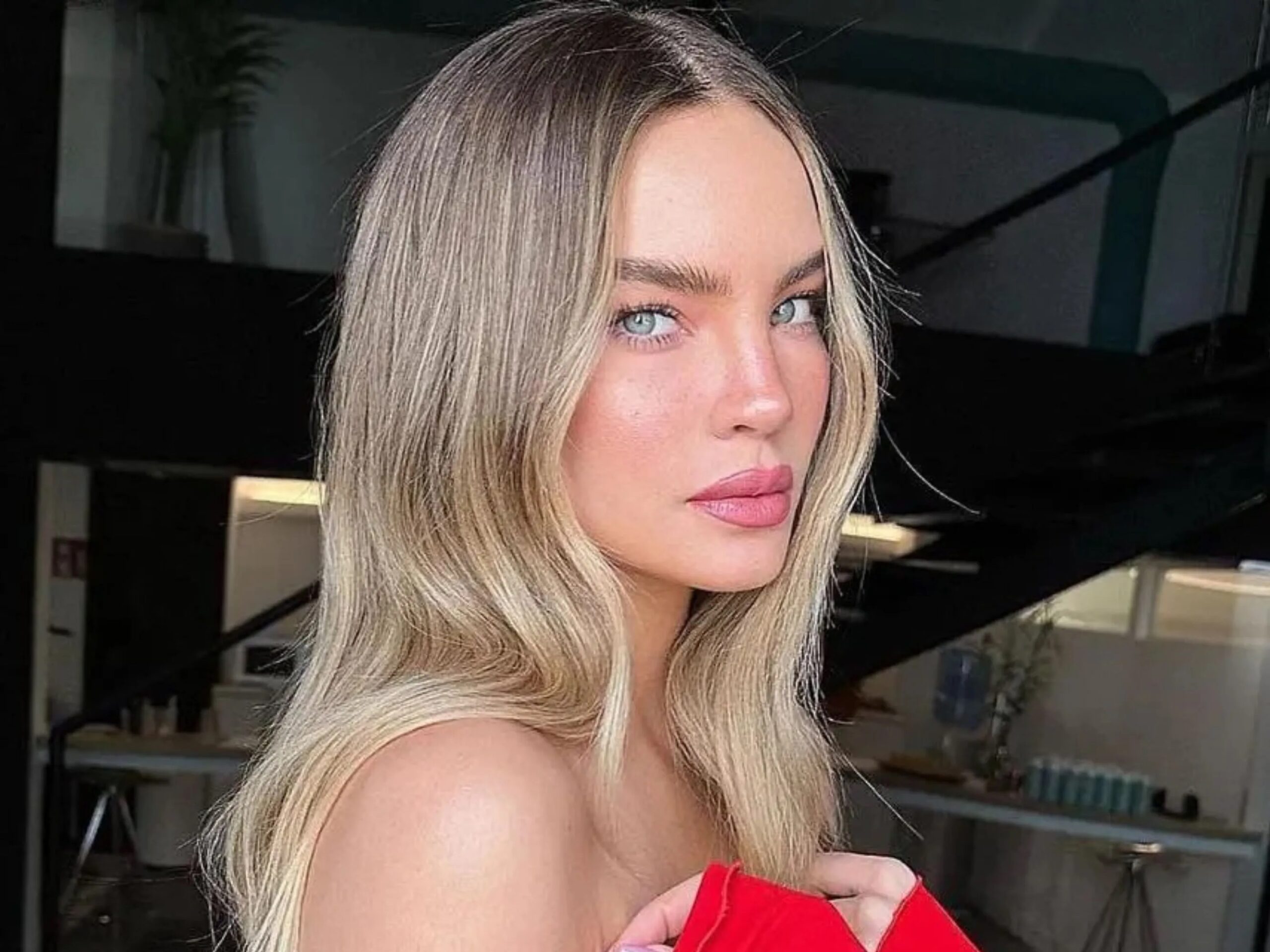Belinda rompe el internet con su look futurista en París