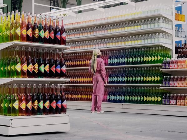 ¿Te vistes sola? Qué aburrido. Esto es lo nuevo en moda real