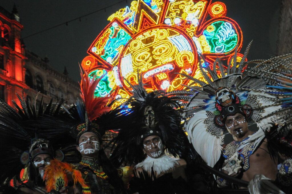 ¡Magia ancestral en el Zócalo! Así es el show que revive Tenochtitlan