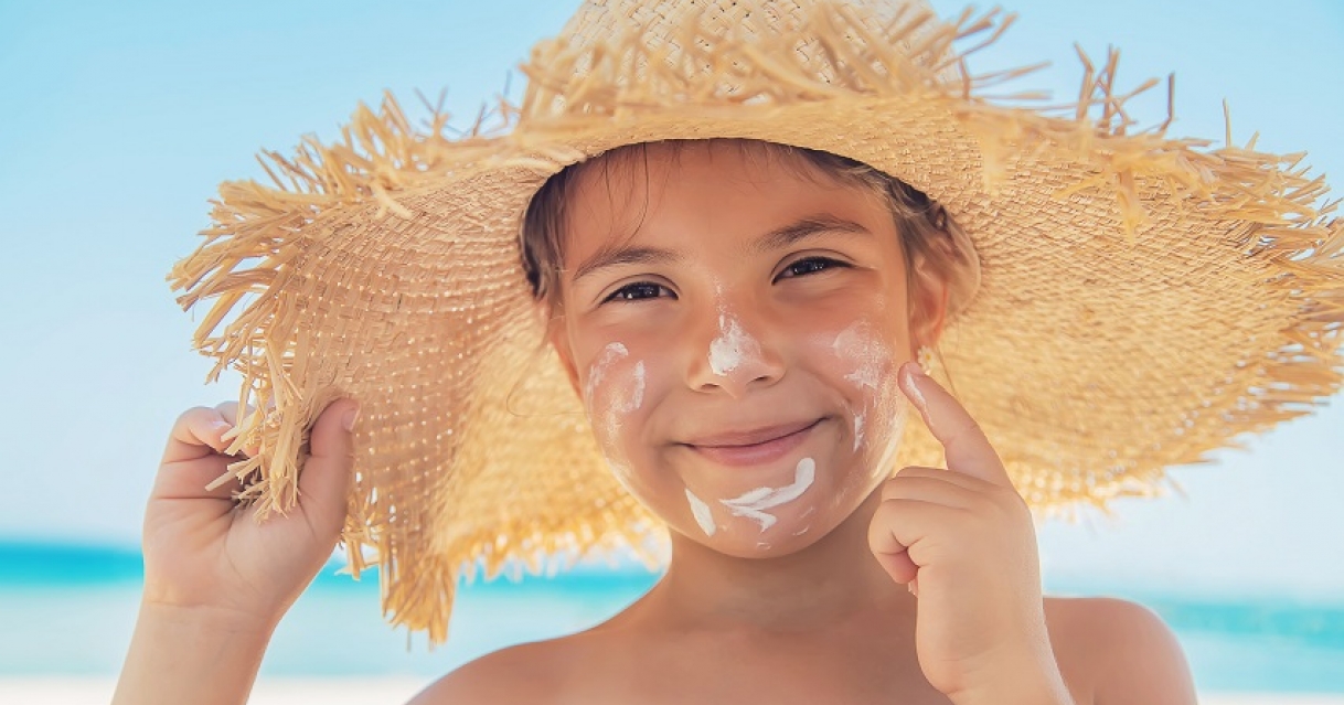 Adolescentes buscan el sol ‘perfecto’… ¡y están arriesgando su piel para siempre!