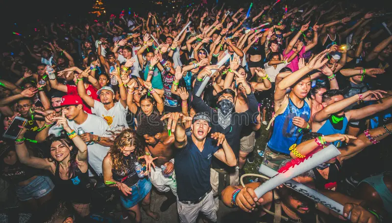 ¿Aún no sabes qué es el Ravecore? Así visten y suenan los más cool de TikTok