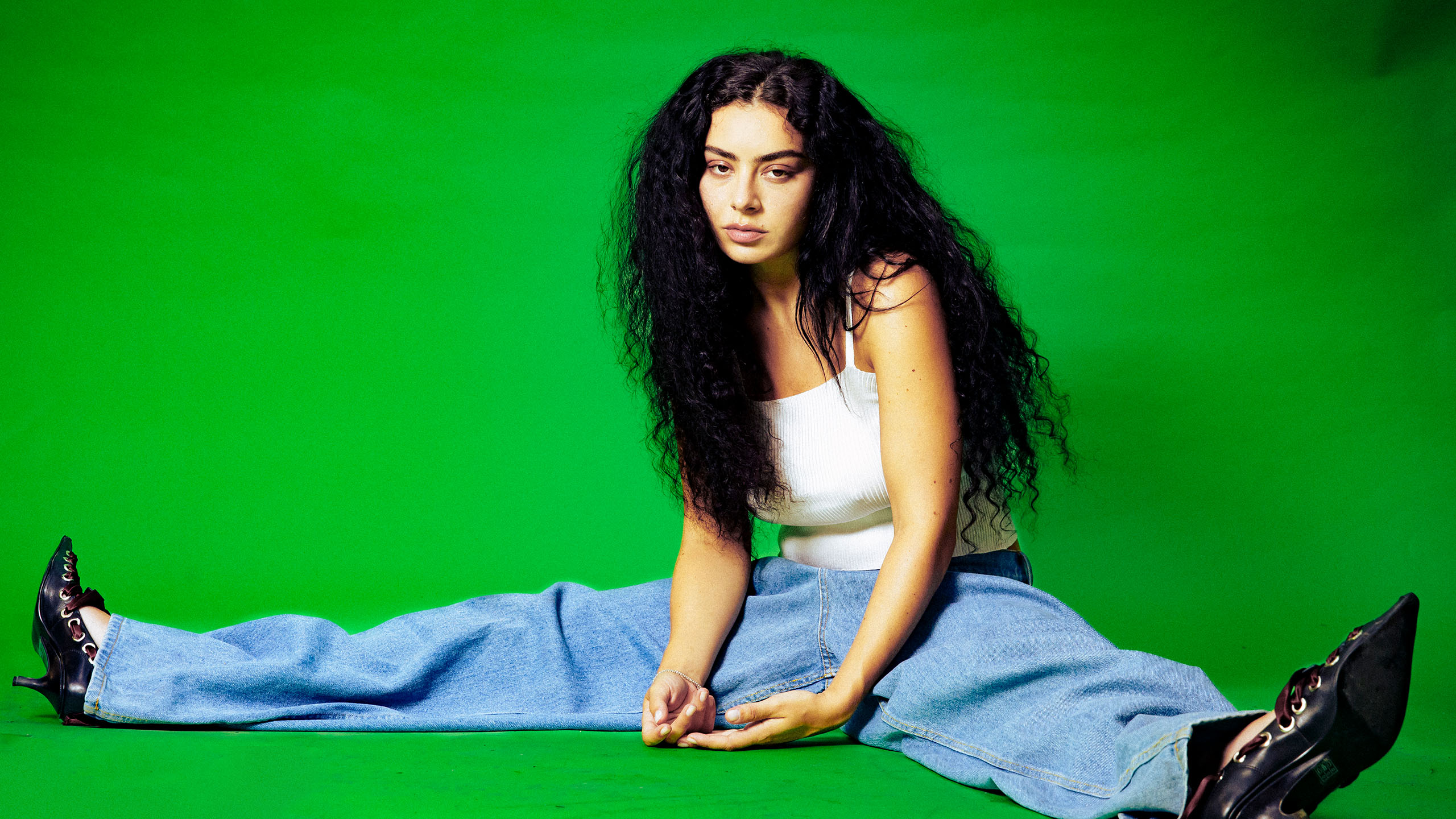 ¡Charli XCX no tiene límites! Su nuevo disco es un trip sonoro que te hará sudar