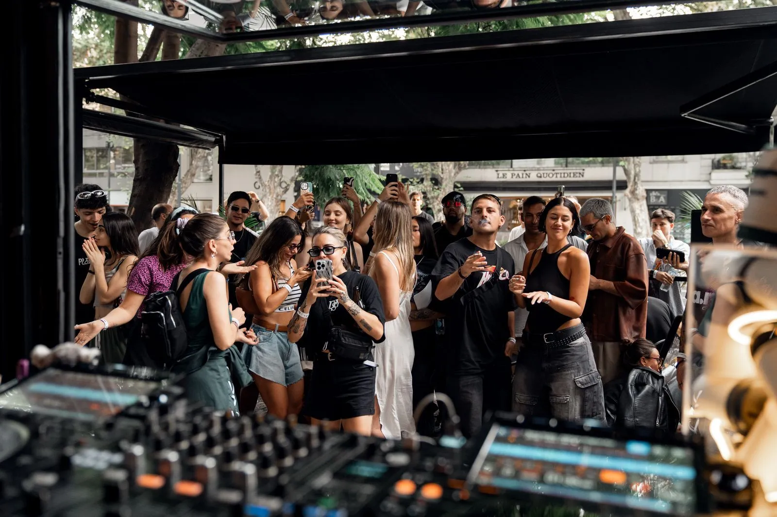 ¿Discoteca o cafetería? La tendencia ‘café rave’ que tienes que probar este fin