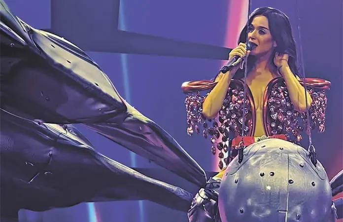 ¡Terror en el escenario! Katy Perry queda atrapada en el aire durante show