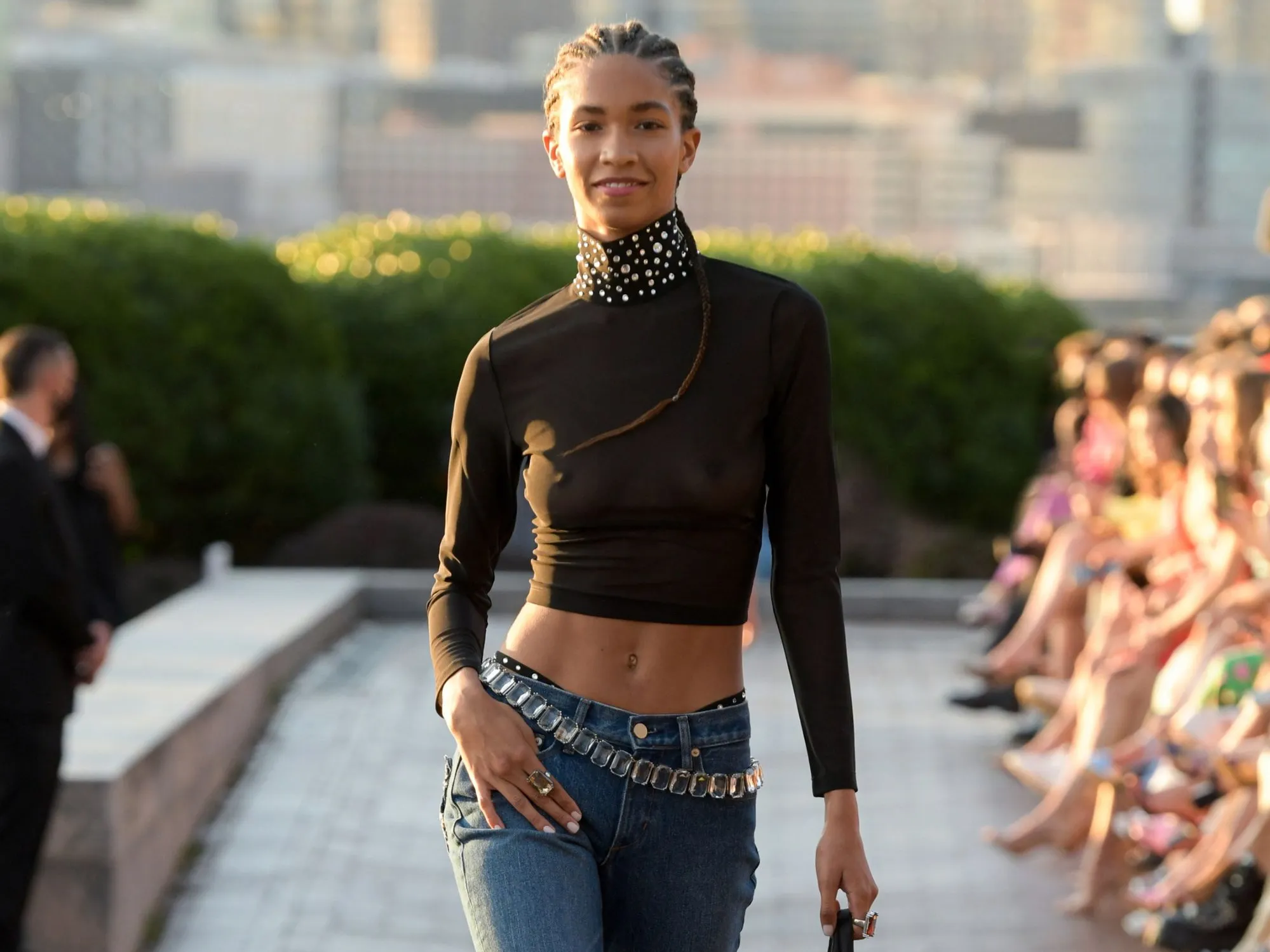 Pantalones a la cadera y brillos: la tendencia que pensaste que nunca volvería