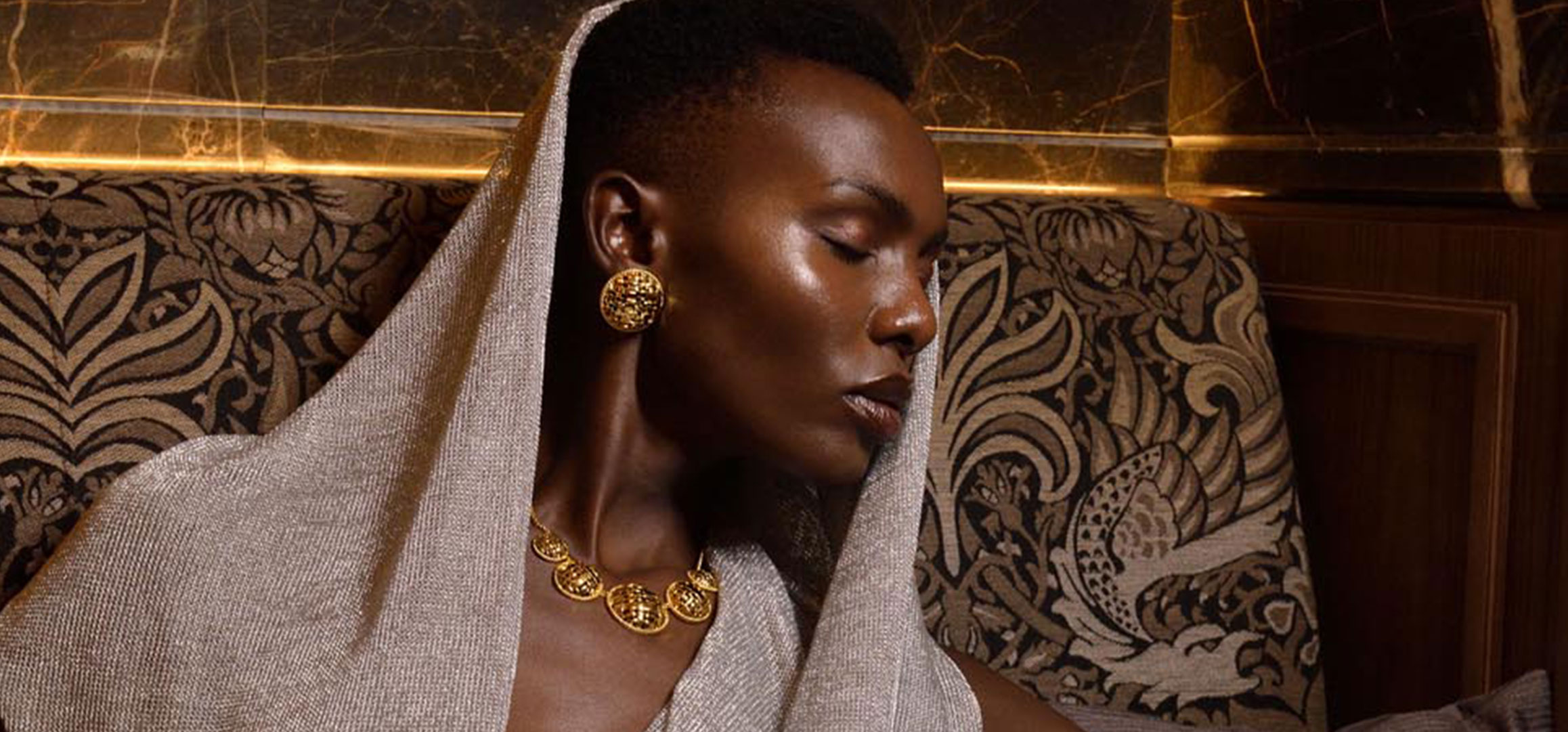 Los collares y aretes gigantes que están de moda en 2025