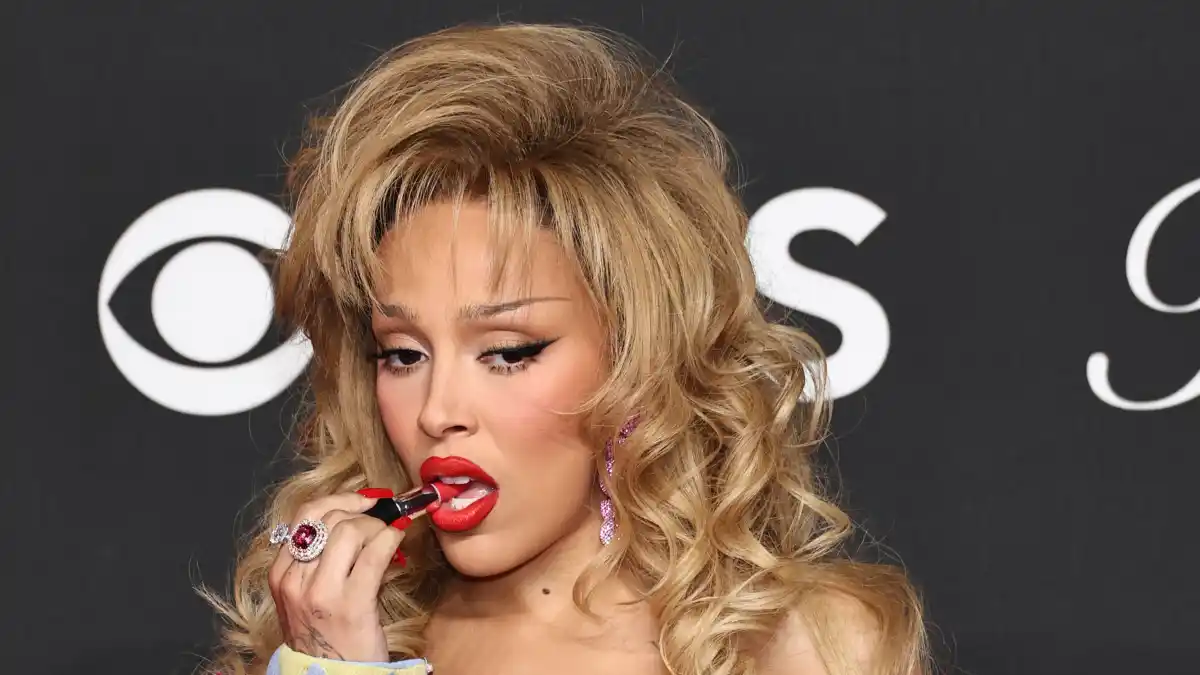 Doja Cat vuelve a sorprender con una campaña: se ‘come’ un lipstick en los VMAs