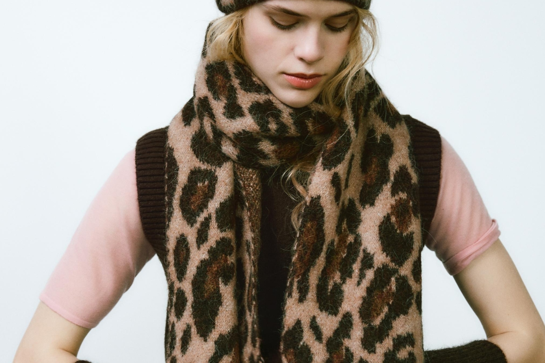 ¡Ya nadie lleva bolso! Las maxi bufandas se apoderan de las calles este invierno