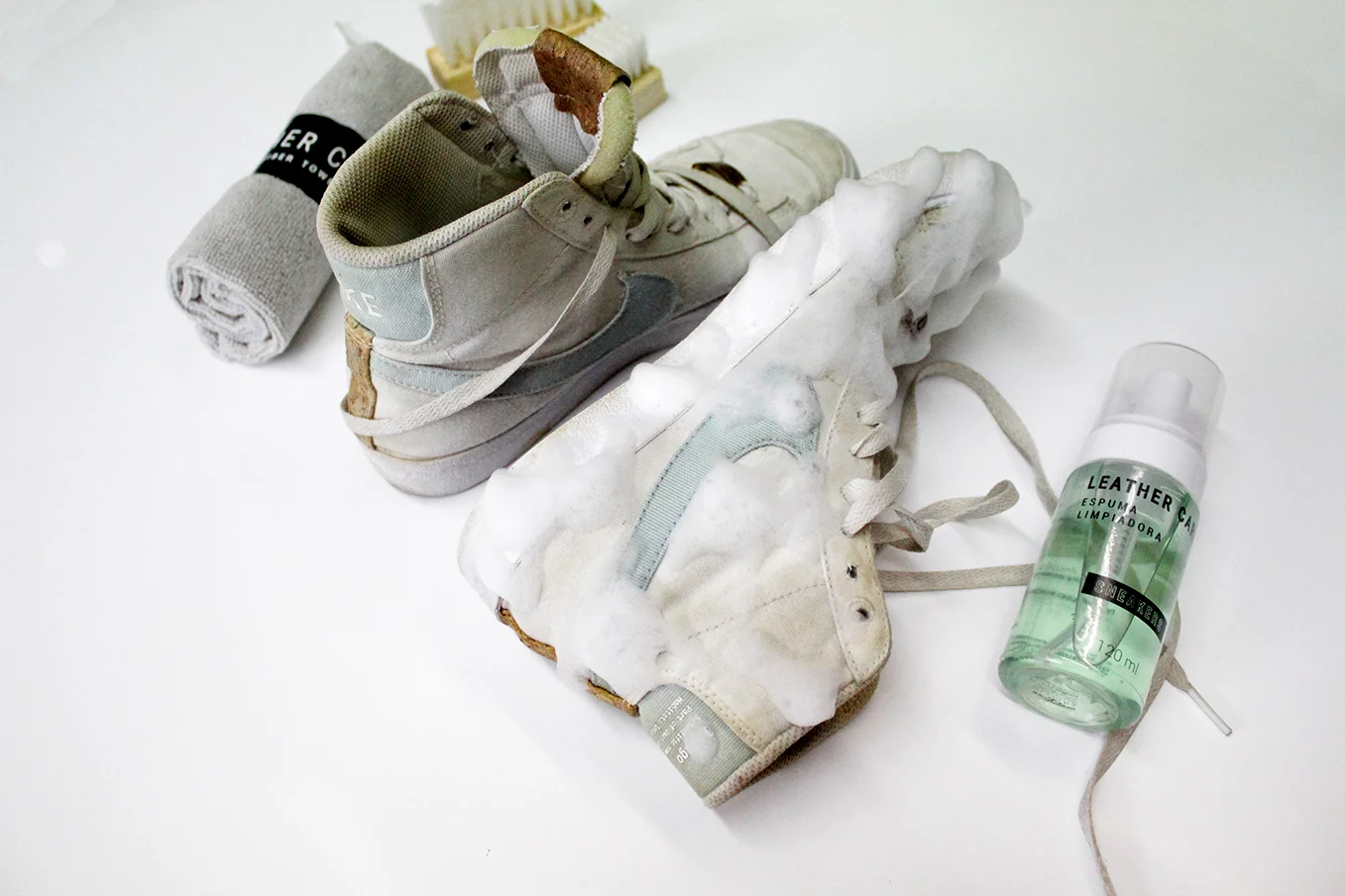 La estética limpia creció: ahora también lleva sneakers y cuero