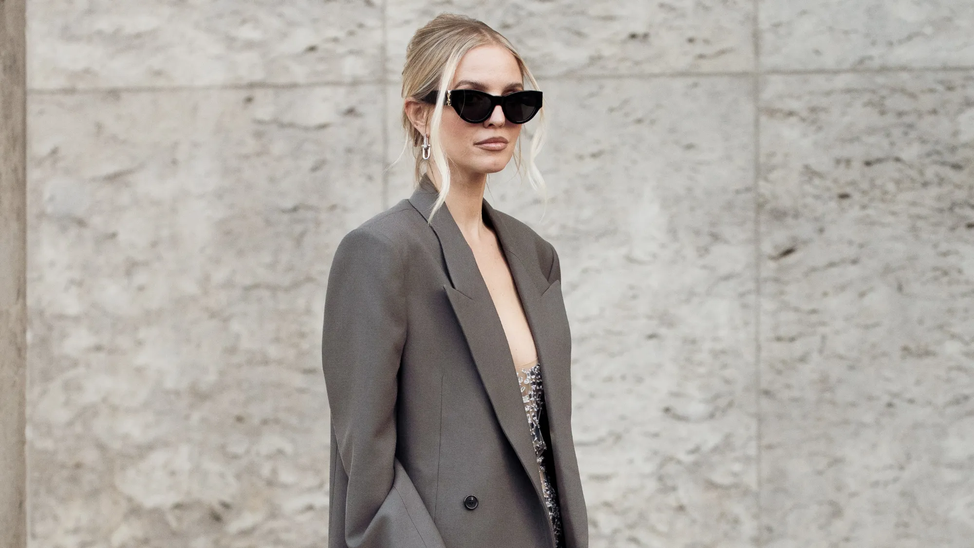 El plateado sustituye al negro en la noche: así se lleva el tono del futuro