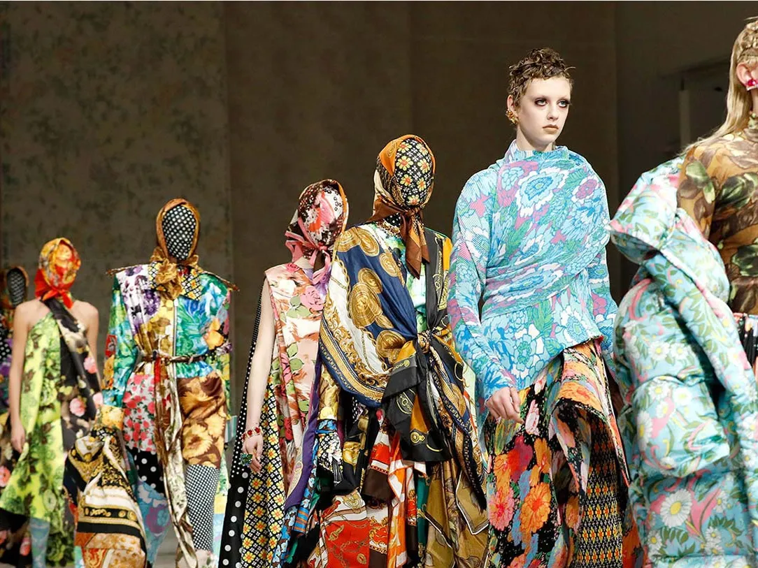 Esto es lo que tu abuela siempre supo: las flores vintage son la tendencia que dominará noviembre (y vas a querer una prenda YA)