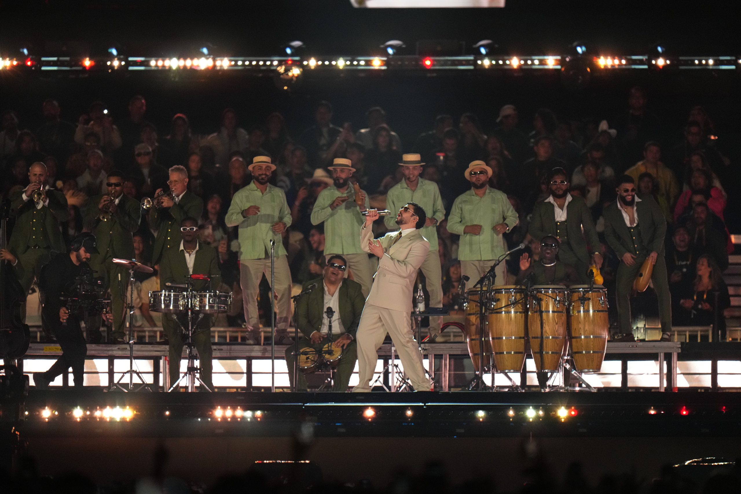 Bad Bunny vivió su noche más intensa en México: caída, lluvia y celebración total