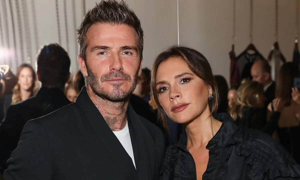 #Beckham #Brooklyn ¡Drama en París! David y Victoria Beckham reaparecen con sus hijos y novias tras las explosivas acusaciones de Brooklyn