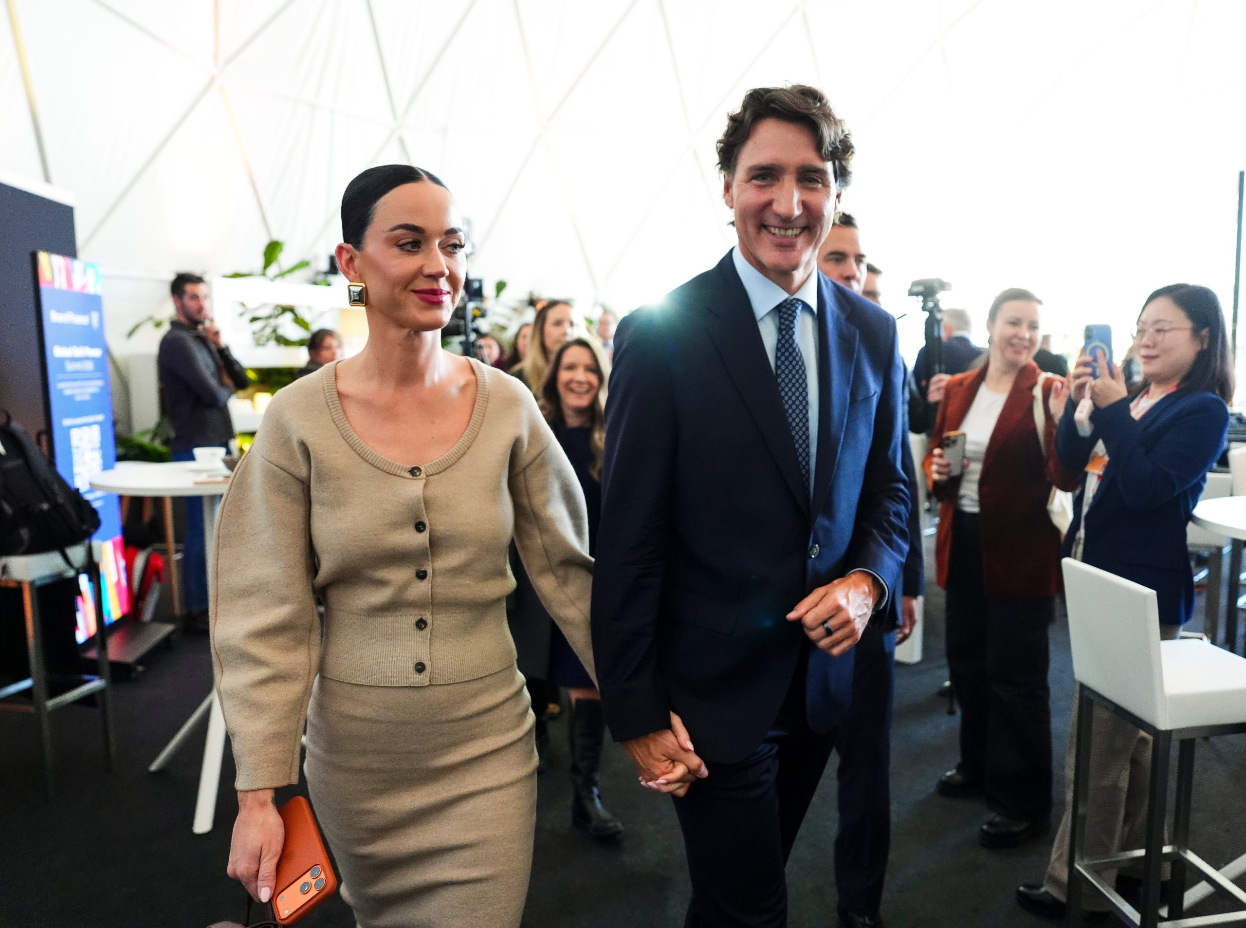 Impacto global en Davos: Katy Perry y Justin Trudeau debutan como pareja y toman de la mano al poder mundial
