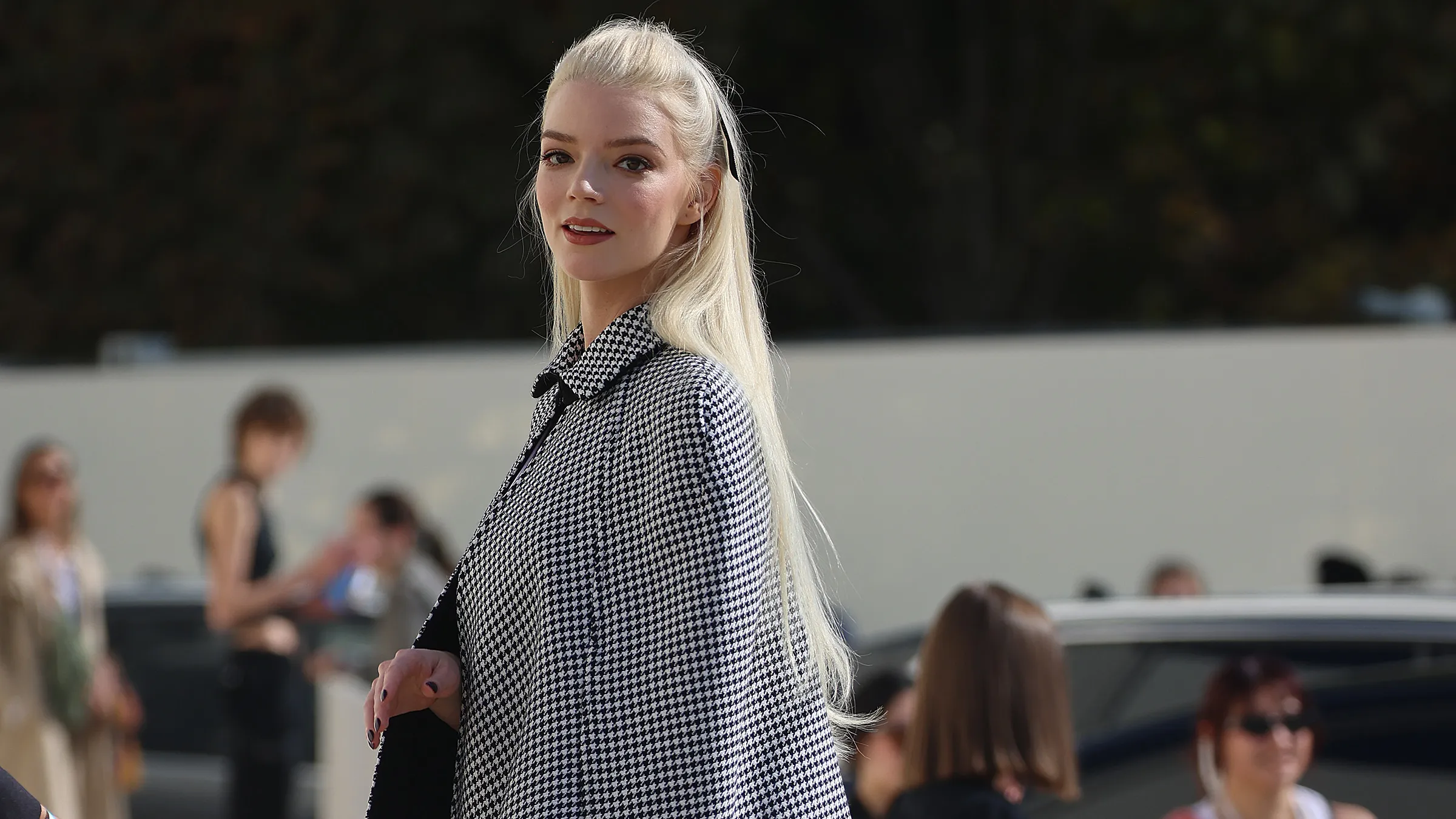 #Moda #París Anya Taylor-Joy convierte París en su pasarela con un look que nadie esperaba