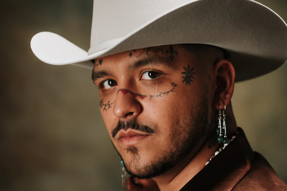 #ÁngelaAguilar #ChristianNodal Christian Nodal vuelve a tatuarse… y Ángela Aguilar no se separa de él ni un segundo