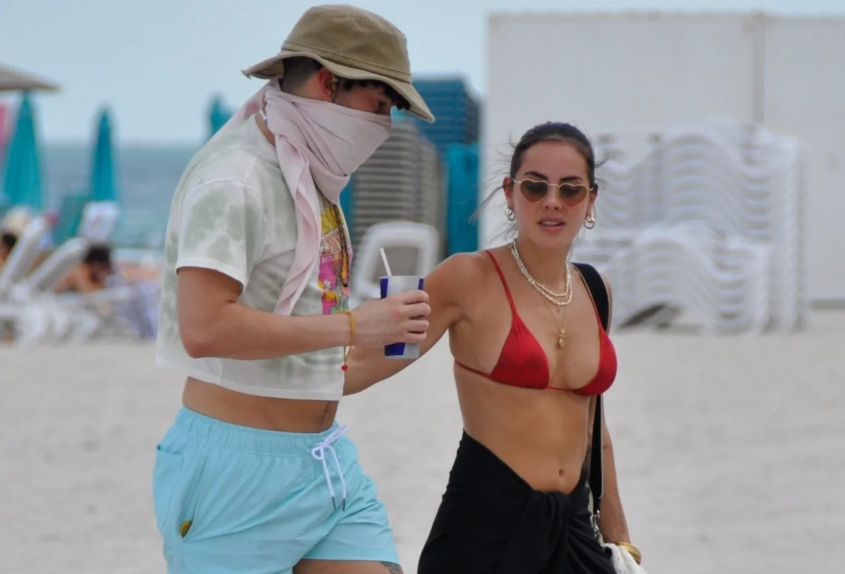 #BadBunny ¿Reconciliación a la vista? Bad Bunny y Gabriela Berlingeri reaparecen juntos en la playa