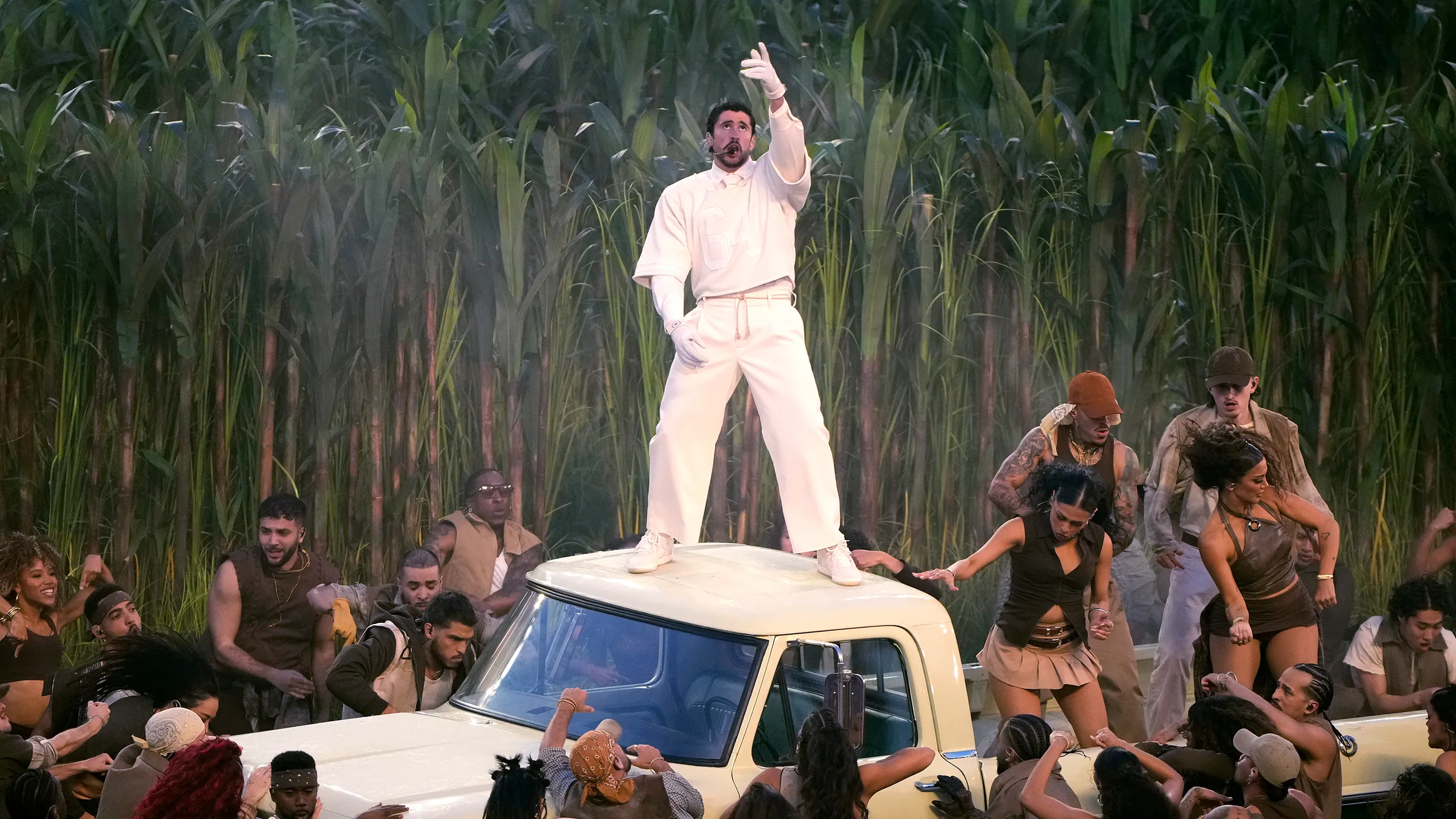 #Cevichería #BadBunny ¡De la cocina al escenario! Meseros recrean el show de Bad Bunny y se vuelven VIRAL