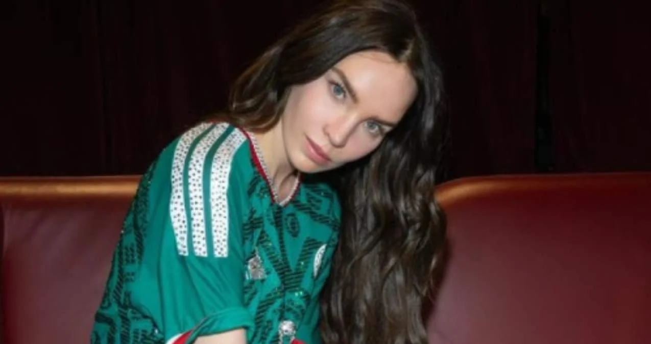 ¡Belinda en modo mundialista! Belinda sorprende con nueva canción y el jersey que nadie esperaba