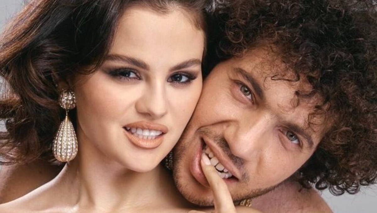 ¿Amor o locura? Selena Gomez besa el pie de Benny Blanco y el video explota en redes