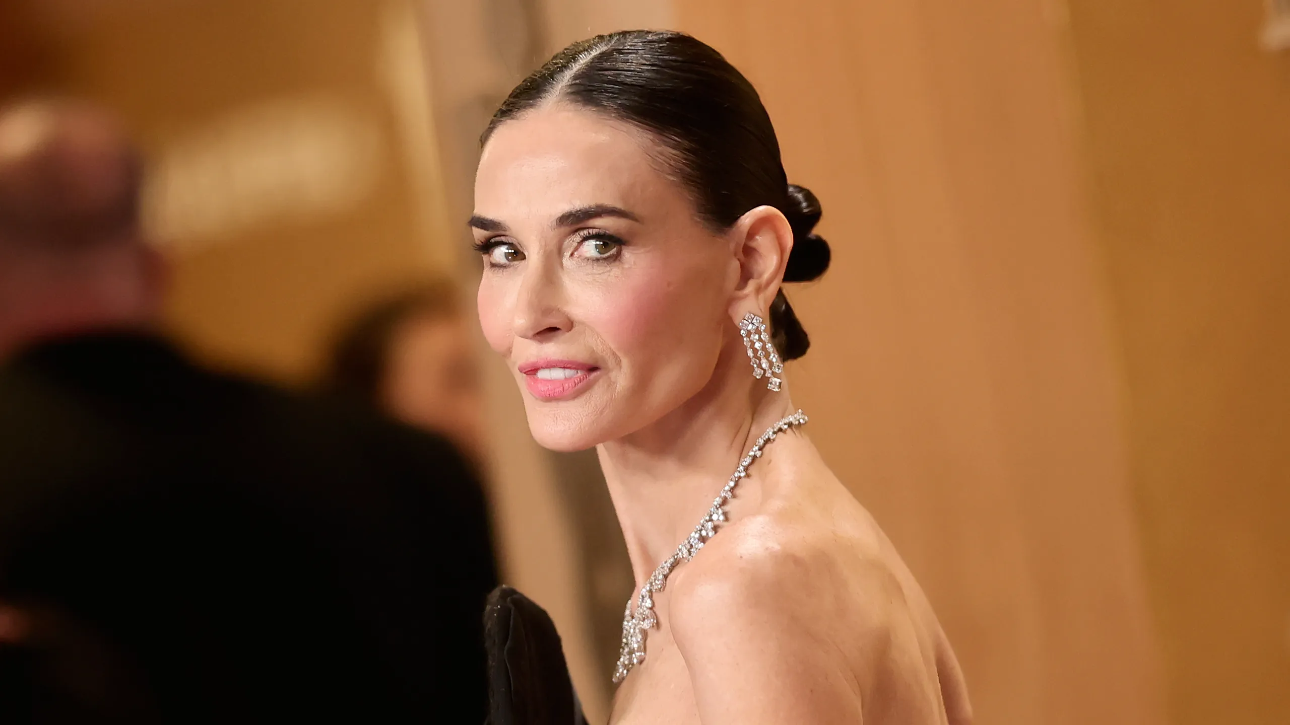 #DemiMoore #Moda ¡Reina absoluta del front row! Demi Moore deslumbra en Gucci… y su perrito se roba el show