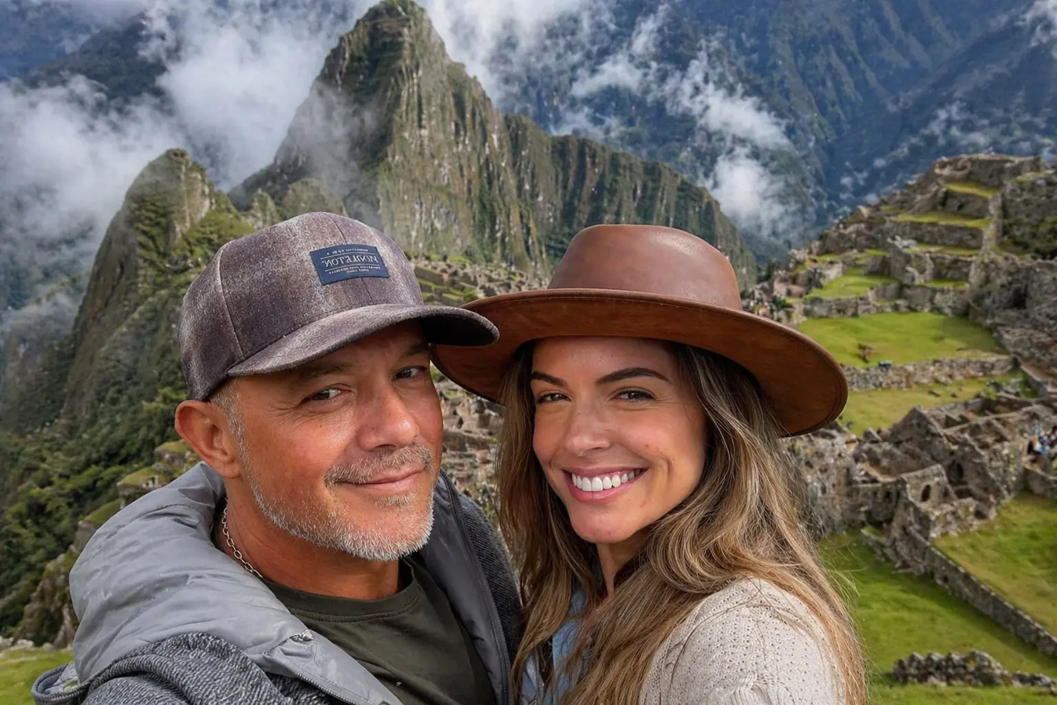 ¡Amor en las alturas! Alejandro Sanz y Stephanie Cayo se dejan ver románticos en Machu Picchu