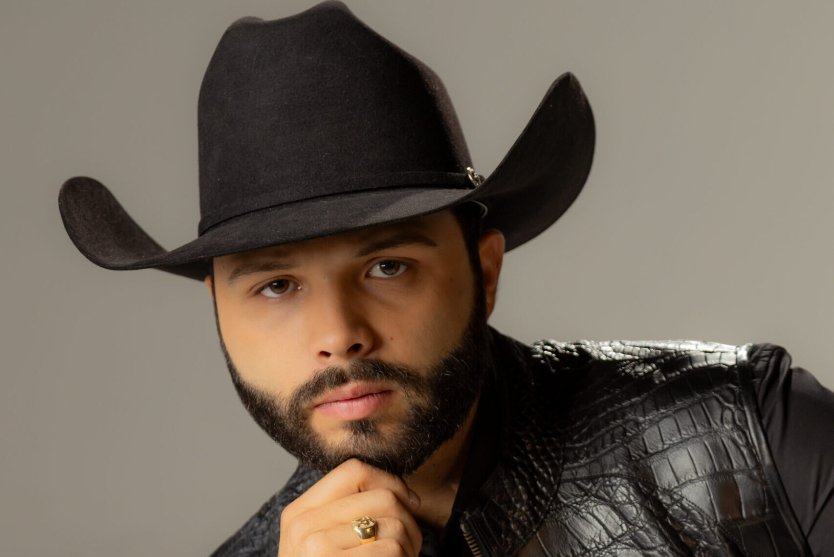 ¿Quién es ella? Leonardo Aguilar presume a su novia y le dedica esto