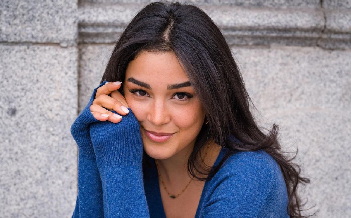 ¡Elegancia con historia! Ale Capetillo conquista Sevilla con un emotivo homenaje a su abuela