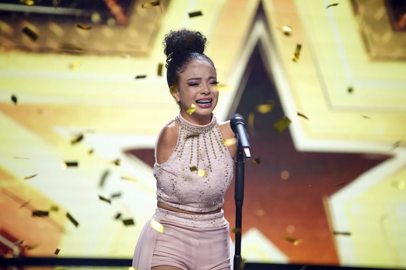 “Sin brazos, pero con un talento que deja sin palabras: la historia de Victoria Bueno que está inspirando al mundo”